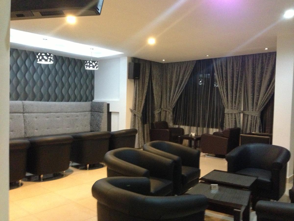 Airport Plaza Hotel Dżuba Zewnętrze zdjęcie